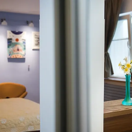 Artsy Studio-cismigiu Park Apartment Bucharest